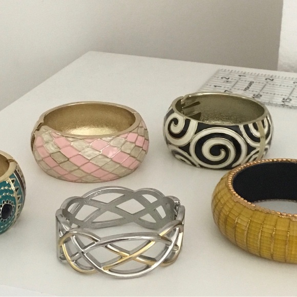 5 Women’s Bracelets - Picture 2 of 9